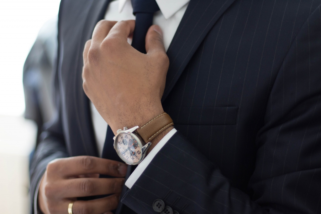 Homme d'affaire avec montre et cravate