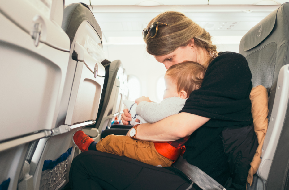 Mère et son enfant dans un avion